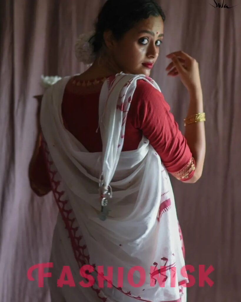Bengali Saree Poses