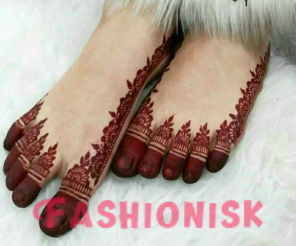 Leg finger mehndi design