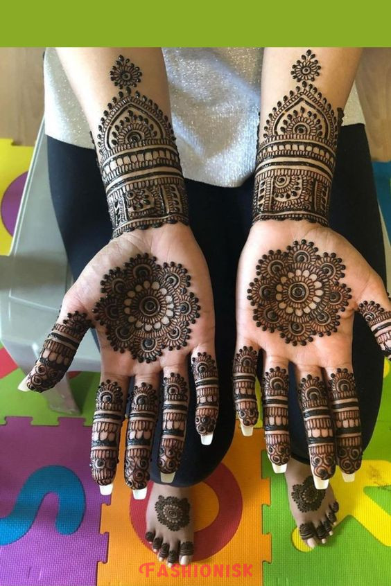 Front Hand Circle Mehndi Design